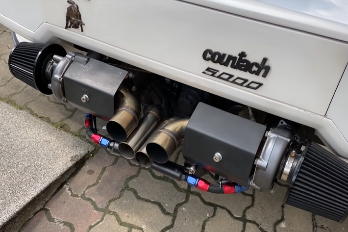 Cuối cùng, Beam đã phải lấy một chiếc xe khác từ garage của mình để chở bạn đi chơi. Đó lại là một chiếc xe giả mạo khác, lần này là phỏng theo Porsche 550 Spyder.