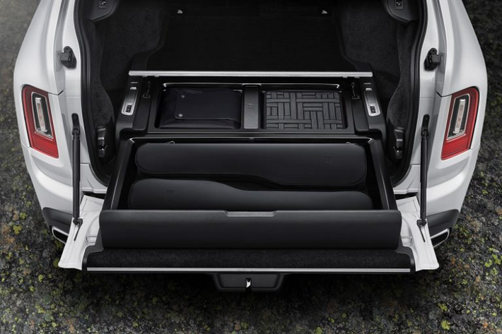 Phụ kiện ghế Pursuit Seat hiện có thể được mua theo cặp hoặc mua lẻ tại tất cả các đại lý của Rolls-Royce trên toàn cầu. Giá ghế di động Rolls-Royce này là 9,367 USD (khoảng 216 triệu đồng) và sẽ tăng tùy thuộc vào mức thuế địa phương hoặc mức độ cá nhân hóa của chiếc ghế.