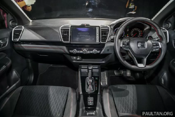 Honda City thế hệ thứ 5 tại Malaysia có kích thước dài x rộng x cao lần lượt là 4.553 x 1.748 x 1.467 mm, chiều dài cơ sở 2.600 mm. Dung tích khoang hành lý City là 519 L, kém đời trước 17 L (536 L), nhưng vẫn khá lớn trong phân khúc. Đối với RS e:HEV, vì IPU của xe nằm ở phía sau nên khoang hành lý trên bản này sẽ thu hẹp còn 409 L.