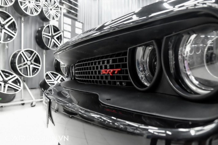 Challenger là một mẫu xe cơ bắp hiếm hoi vẫn giữ được những nét đẹp hoài cổ ở thập niên 70. Phần đầu xe là một ví dụ điển hình khi có sự xuất hiện của cụm đèn pha kép đặc trưng và lưới tản nhiệt kéo dài. Ở những mẫu xe cơ bắp, việc tận dụng tối đa luồng không khí để làm mát cho khối động cơ với dung tích “khủng” dường như đã trở thành tôn chỉ trong việc thiết kế. Nắp ca-pô được dập gân mạnh mẽ và có các khe thoát khí cỡ lớn. Líp trước to bản có tác dụng tăng tính ổn định khi xe di chuyển với tốc độ cao