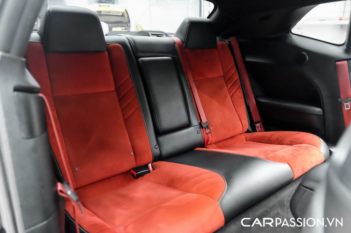 Mẫu xe cơ bắp Mỹ sở hữu khoang nội thất bọc da cao cấp và cách bố trí các chi tiết bên trong khoang lái tương đối ấn tượng. Người lái có thể lựa chọn nhiều chế độ lái khác nhau như thể thao, mặc định…, hệ thống treo thích ứng với 3 chế độ. Hệ thống giải trí trên xe bao gồm 18 loa Harman Kardon và màn hình TFT sắc nét.
