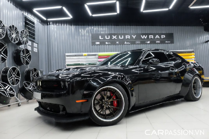 Được biết, giá xe Dodge Challenger SRT khi về Việt Nam vào năm 2016 có mức bán ra từ đại lý tư nhân lên đến hơn 6 tỷ đồng - đó là chưa kể đến việc chiếc xe cơ bắp Mỹ này đã được chủ nhân trang bị hàng loạt đồ chơi hàng khủng đắt tiền khác nữa.