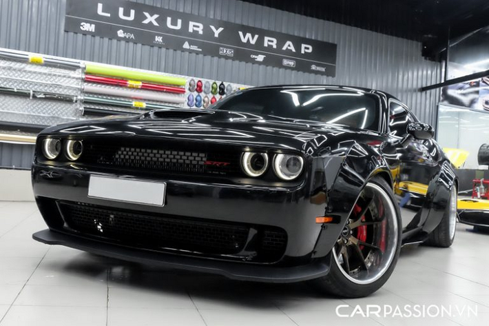 Xuất hiện trong bài viết là chiếc Dodge Challenger SRT 392 duy nhất tại Việt Nam, xe được nhập khẩu về nước thông qua một doanh nghiệp tư nhân vào năm 2016 và thuộc sở hữu của một người chơi xe tại Sài Gòn. Được xem như là phiên bản “nhẹ kí” của chiếc Challenger Hellcat, phiên bản SRT 392 không có quá nhiều sự thay đổi về mặt ngoại thất, khác biệt lớn nhất đến từ khối động cơ V8 Hemi siêu nạp có dung tích 6.2 lít và công suất 707 mã lực, mạnh hơn 222 mã lực so với mức 485 trên Challenger SRT 392.