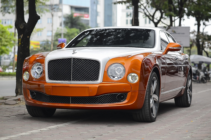 Mẫu xe sang thể thao Bentley Mulsanne Speed nổi tiếng không chỉ bởi sự xa hoa, nó còn có các yêu tố tốc độ, sức mạnh. Tại Việt Nam, số lượng Bentley Mulsanne Speed chỉ đếm trên đầu ngon tay. Chiếc xe trong bài được nhập khẩu tư nhân về khoảng 2 năm trước, đây là chiếc Mulsanne sở hữu màu cam ngoại thất độc nhất.