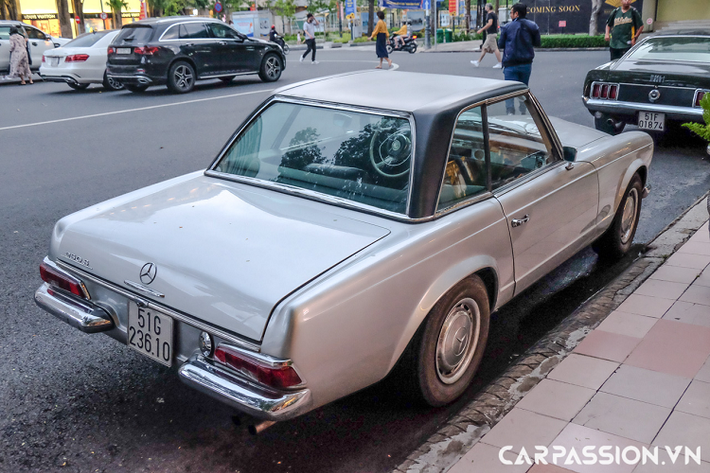 Mẫu xe đầu tiên của dòng được ra mắt chính là mẫu 230SL vào năm 1963. 4 năm sau đó, vào năm 1967, mẫu xe 250SL được ra mắt cũng tại chính triển lãm Geneva Motorshow. Chiếc W113 màu bạc này cũng chính là chiếc xe thuộc dòng 250 SL. Đồng thời, 250SL cũng được coi là dòng xe hiếm nhất trong số những dòng xe thuộc mẫu W113 khi dây chuyền sản xuất 250SL chỉ được tiến hành trong khoảng 1 năm, bắt đầu từ tháng 12/ 1966 và kết thúc vào tháng 1/1968.