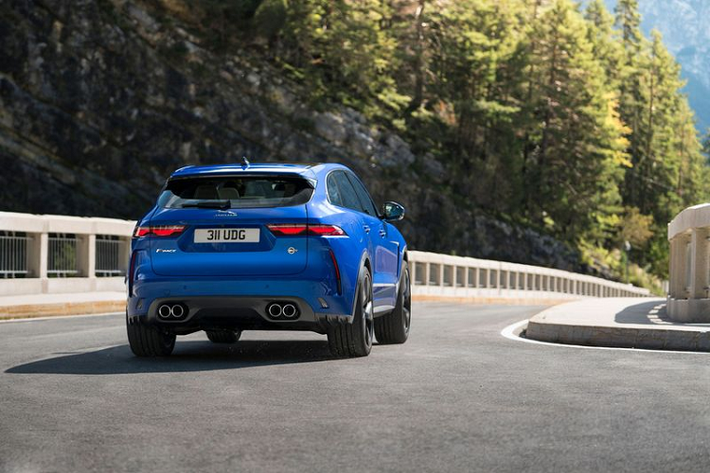 Ngoài ra, các kỹ sư của hãng xe Anh quốc đã hiệu chỉnh lại chế độ lái Dynamic của Jaguar F-Pace SVR thế hệ mới, để cung cấp phản ứng ga nhạy hơn, thiết lập hệ thống treo cứng hơn, trọng lượng lái được tối ưu hóa và cải tiến hệ thống xả. Jaguar F-Pace SVR 2021 cũng được trang bị tính năng Dynamic Launch mới - sử dụng quán tính bánh xe để duy trì lực tới các bánh xe trong quá trình chuyển số.