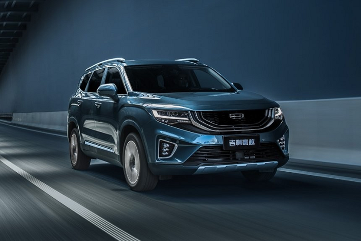 Riêng 2 hàng ghế sau có thể gập phẳng xuống sàn và đủ chỗ để đặt giường đôi lên đây. Khi 2 ghế sau gập xuống, Geely Okavango 2021 mang đến khoang hành lý có thể tích 2.050 lít. Ngoài ra, ở thị trường Trung Quốc, mẫu xe này còn có phiên bản 5 chỗ với khoang hành lý 2.370 lít nếu ghế sau gập xuống. Xe sở hữu động cơ xăng 4 xi-lanh, tăng áp, dung tích 1,5 lít do Geely và Volvo cùng nhau phát triển. Động cơ kết hợp với hệ thống mild hybrid 48V-EMS, tạo ra công suất tối đa 190 mã lực và mô-men xoắn cực đại 300 Nm.