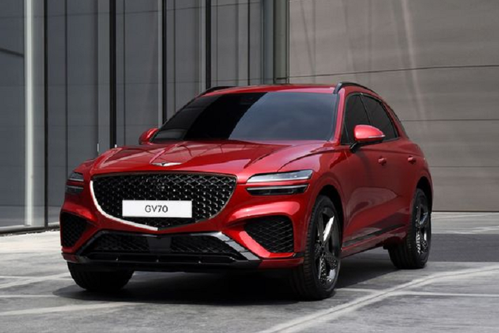 Về truyền động, Genesis GV70 tại Mỹ được đồn đoán rằng sẽ có hai lựa chọn động cơ, có thể gồm một động cơ 2.0L 4 xi-lanh cho công suất 252 mã lực và mô-men xoắn cực đại 353 Nm. Những con số sức mạnh này khá tương ứng với BMW X3 và Mercedes-Benz GLC cơ sở, có vẻ Genesis đặt mục tiêu rất cao cho GV70.
