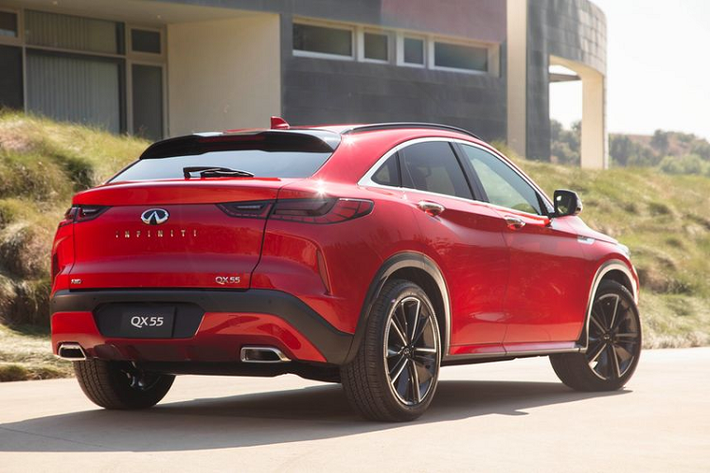 Di chuyển sang bên hông, mẫu xe crossover coupe Infiniti QX55 tiếp tục ghi điểm với kính chắn gió thoải ra sau, những đường gờ dập nổi khỏe khoắn và mâm xe hợp kim 20 inch tiêu chuẩn được thiết kế bắt mắt. Phần ốp nhựa cũng đã được giảm tối đa.