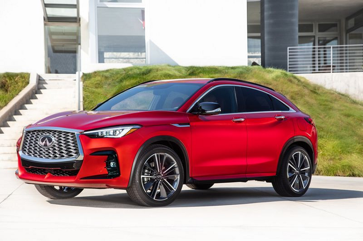 Được xây dựng trên QX50 nhưng Infiniti QX55 2022 mới có thiết kế thể thao xen lẫn sự mềm mại, khiến chiếc crossover coupe trông hài hòa và năng động hơn. Ở phía trước, QX55 thu hút người đối diện bằng lưới tản nhiệt cỡ lớn lấy cảm hứng từ origami, cùng cụm đèn pha LED sắc nhọn, các khe gió cỡ lớn hầm hố và nhiều điểm nhấn màu đen bóng.