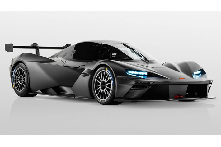 Các trang bị đáng chú ý khác trên KTM X-Bow còn có thể kể đến giảm chấn Sachs, bộ phanh đĩa 378mm cùng kẹp phanh 6 pít-tông ở trước và đĩa 355mm kèm kẹp phanh 4 pít-tông ở phía sau. Về ngoại hình, KTM X-Bow GTX thừa hưởng thiết kế mui xe dạng kính lái máy bay chiến đấu nhưng đã được cải tiến với khung bằng sợi carbon giúp tăng vẻ cứng cáp.