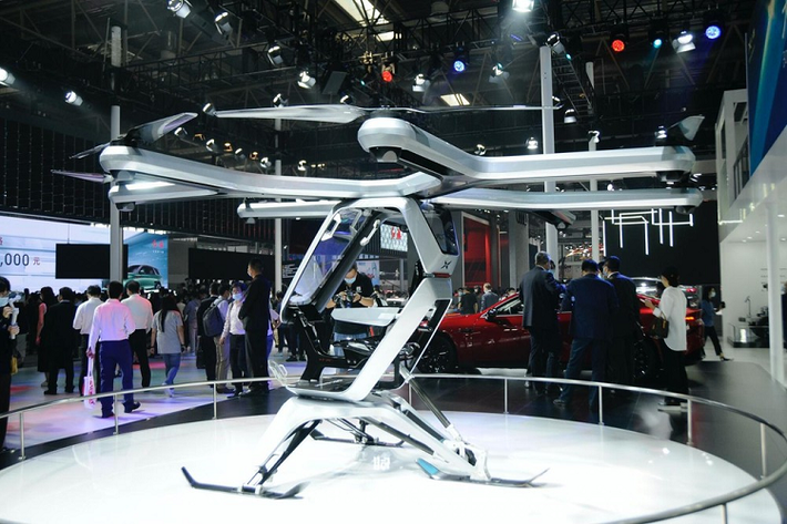 Kiwigogo concept xe bay công nghệ cao mới được giới thiệu bởi Xpeng Motors. Nguyên nhân là bởi công ty khởi nghiệp xe điện được chống lưng bởi Alibaba và Xiaomi Corp mới đây đã hé lộ một concept xe bay tại Triển lãm Ô tô Bắc Kinh 2020. Nó có tên gọi Kiwigogo và có thể chở 2 hành khách trong khi bay lên độ cao từ 5 – 25 mét khỏi mặt đất.