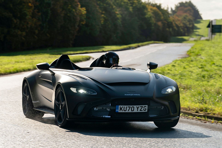 So với mẫu xe trưng bày, nguyên mẫu siêu xe Aston Martin V12 Speedster trông gần như giống hệt nhau. Các chi tiết khác biệt nằm ở phần lưới tản nhiệt thiếu đi các nan ngang.