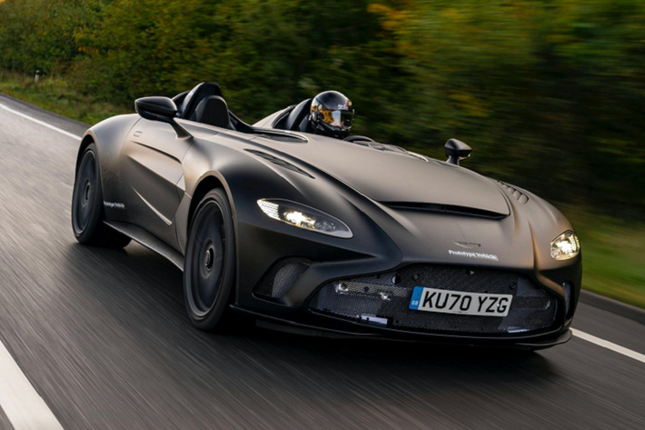 Chiếc Aston Martin V12 Speedster mới xuất hiện trên đường thử nước Anh với màu sơn đen mờ huyền bí. Đây vẫn chỉ là phiên bản nguyên mẫu tiền sản xuất của chiếc siêu xe. Tuy nhiên, ở lần xuất hiện này V12 Speedster đã có một số thay đổi nhỏ so với những hình ảnh công bố đầu tiên.