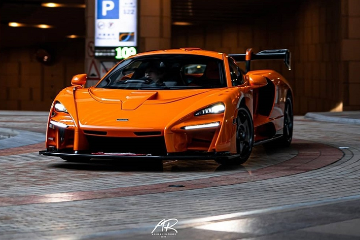 Siêu xe McLaren Senna phiên bản giới hạn sản xuất chỉ 500 chiếc, tuy nhiên, hãng siêu xe Anh quốc còn sản xuất ra các phiên bản khác nhau của mẫu xe này như McLaren Senna GTR chạy trong đường đua hay McLaren Senna Lemans hoàn toàn hợp pháp lưu thông trên đường phố và có đúng 20 xe được ra đời trên toàn thế giới. Trong đó, một chiếc McLaren Senna LM đã bị bắt gặp dạo phố tại Hồng Kông.
