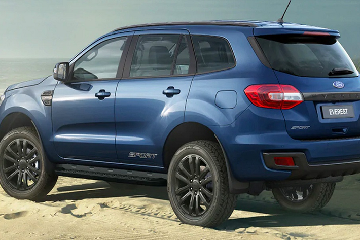 Giá xe Ford Everest Sport 2021 từ 43.700 USD (tương đương hơn 1 tỷ đồng) tại thị trường Australia. Xe có loạt chi tiết sơn đen như lưới tản nhiệt họa tiết mới, ốp gầm trước/sau, cản sau, đường ray trên mui, ốp gương hậu.