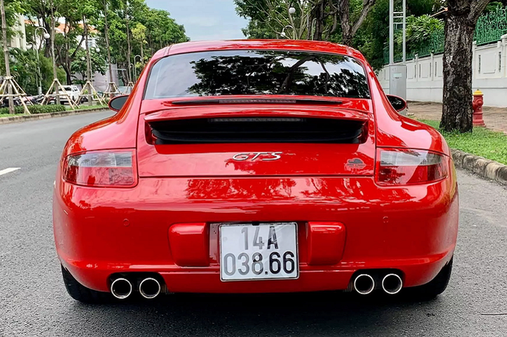 Porsche là chiếc thể thao dễ lái, thân thiện mang đến nhiều cảm xúc cho người lái, thậm chí phái đẹp cầm lái cũng được. Chiếc 997 này là một ví dụ, khi chủ nhân trước đó của nó là phái đẹp! Có rất nhiều lý do khiến các chủ sở hữu khó mà nhàm chán để từ bỏ một chiếc 911. Porsche 911 luôn là chiếc xe thể thao đáng mơ ước và đáng sở hữu nhất. Các tay chơi xe thể thao, siêu xe thường luôn sở hữu ít nhất một chiếc Porsche 911 trong bộ sưu tập.