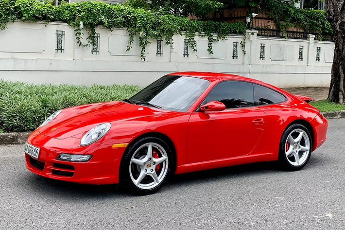 Trải qua hơn 50 năm phát triển với nhiều thế hệ nối tiếp, siêu xe Porsche 911 vẫn duy trì kiểu dáng riêng biệt, không thể nhầm lẫn vẻ đẹp kinh điển đó với bất kỳ dòng xe thể thao nào khác. Nhờ sự bảo thủ trong thiết kế, Porsche 911 trở thành dòng xe thể thao dễ nhận diện nhất. Bên cạnh kỹ thuật chế tạo xe ô tô Đức đã giúp 911 trở thành mẫu xe thể thao chuẩn mực, truyền cảm hứng cho nhiều người yêu xe trên toàn thế giới.