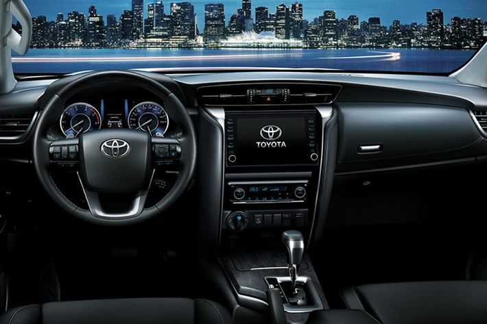 Với sức mạnh kể trên, bản sử dụng động cơ V6 của Toyota Fortuner 2021 có thể tăng tốc từ 0 - 100 km/h trong 9 giây và có mức tiêu hao nhiên liệu trung bình là 9.6l/100km.