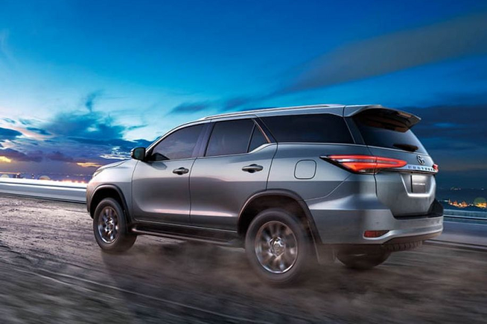 Theo nhà sản xuất xe hơi Nhật Bản, Toyota Fortuner 2021 bản GXR/VXR sẽ được trang bị động cơ xăng V6 4.0L hút khí tự nhiên tương tự đời trước. Khối động cơ này sản sinh công suất 235 mã lực tại 5.200 vòng/phút và 376 Nm mô-men xoắn tại 3.800 vòng/phút. Sức mạnh này được truyền tới cả 4 bánh xe (4WD) thông qua hộp số tự động 6 cấp.