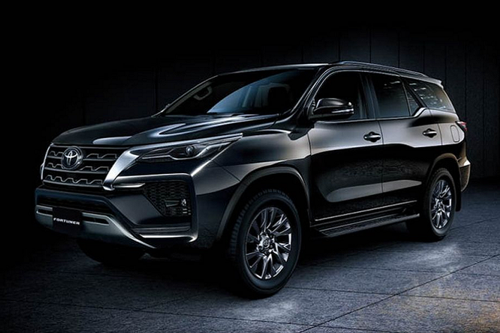 Trên phiên bản nâng cấp mới, Toyota Fortuner 2021 mới tại trường Trung Đông được bán ra với 3 phiên bản, bao gồm bản EXR với trang bị động cơ xăng 2.7L và 2 bản GXR/VXR cao cấp hơn với trang bi động cơ V6 4.0L, đây cũng là trang bị động cơ mạnh mẽ nhất của dòng xe Fortuner trên toàn cầu.