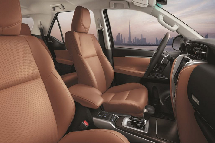 Bên cạnh trang bị động cơ mạnh nhất dòng, Fortuner 2021 tại thị trường Trung Đông cũng sở hữu loạt trang bị tiện nghi về tiện nghi và an toàn nổi bật như màn hình giải trí kích thước 8 inch có kết nối điện thoại thông minh, 6 loa, camera lùi, cảm biến đỗ xe...