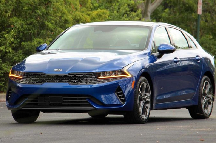 Kia K5 thế hệ mới hiện đang được bán với các phiên bản LX, LXS, GT-Line và EX, tất cả đều được trang bị động cơ tăng áp 1.6L 4 xi-lanh, sản sinh công suất 180 mã lực và mô-men xoắn cực đại 264 Nm.