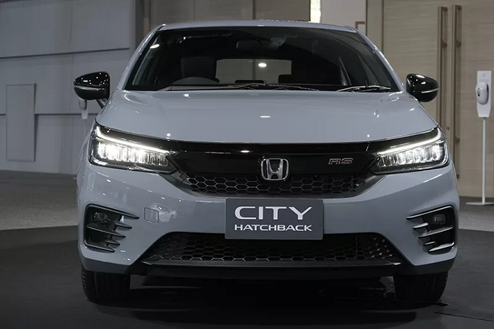 Honda City hatchback hoàn toàn mới sở hữu kích thước (DxRxC) lần lượt: 4.349 x 1.748 x 1.488 mm. Chiều dài cơ sở 2.589 mm. Chiều dài cơ sở của City hatchback dài hơn Honda Jazz trước đó khoảng 59mm.