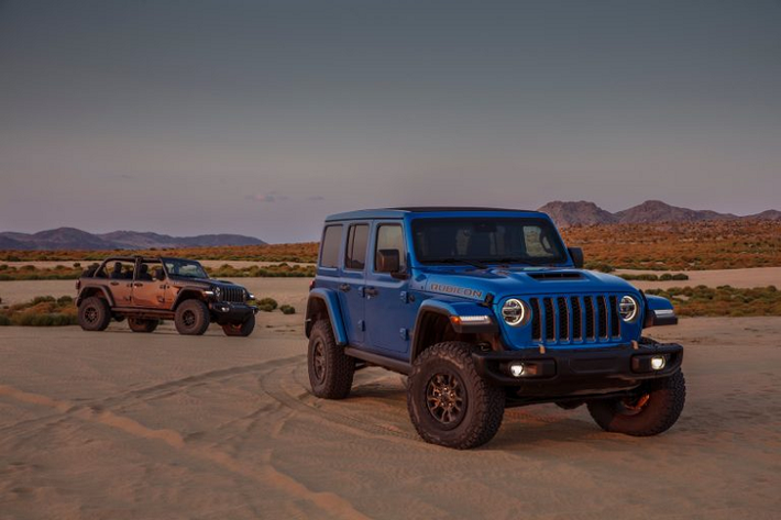 Khối động cơ V8 trên Jeep Wrangler 2021 mới chính là động cơ được trang bị trên những chiếc xe thuộc phiên bản 392 như Dodge Challenger, Charger, Durango hay Jeep Grand Cherokee SRT 392. Khác với bản concept chỉ có 450 mã lực, chiếc Jeep Wrangler Rubicon 392 có cho mình sức mạnh lên đến 470 mã lực và mô-men xoắn cực đại ở mức 637 Nm.