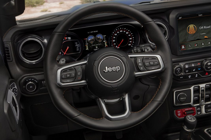 Bước vào bên trong, khoang lái của Jeep Wrangler Rubicon 392 có được ghế ngồi bọc da và chỉ khâu cùng các chi tiết màu đồng tương phản.