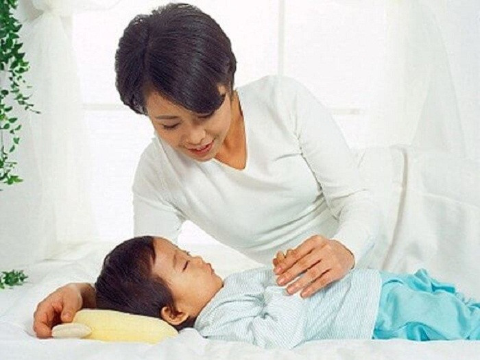 Ít được tương tác. Những trẻ được tương tác, giao tiếp với bố mẹ nhiều, nhất là buổi tối trước giờ đi ngủ thường sẽ thông minh, phát triển trí não tốt hơn.