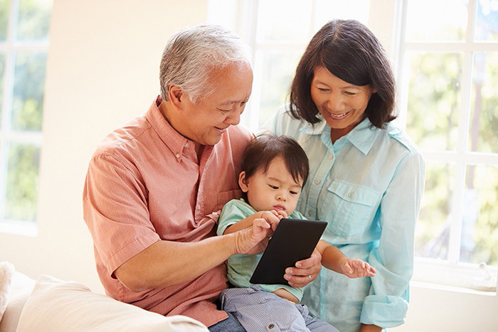 Để tốt hơn, nên cho trẻ ở bên ông bà vào ban ngày. Tránh để con cái ngủ cùng ban đêm vừa bảo vệ sức khỏe của trẻ. Đồng thời ông bà có thể ngủ ngon giấc, không bị thức giấc bởi cháu quấy khóc.