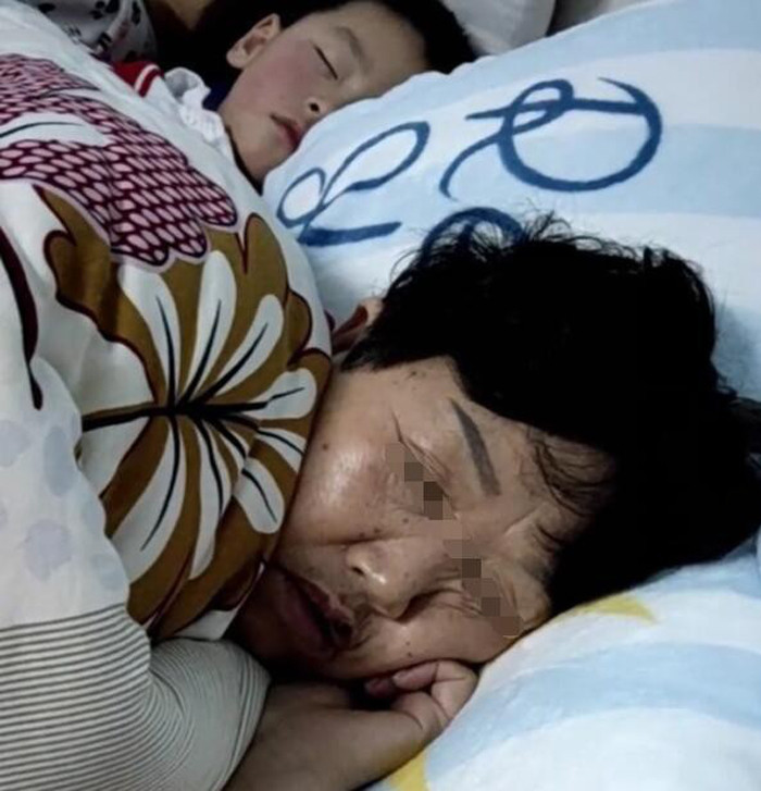 Dễ bị đánh thức. Càng già, chất lượng giấc ngủ con người ngày càng kém. Không ít trường hợp xuất hiện tình trạng ngủ ngáy. Đáng nói, người ngáy thường ít khi cảm nhận và tự ngăn được bản thân. Trong khi đó, trẻ em lại rất cần một giấc ngủ chất lượng trong hoàn cảnh yên tĩnh.