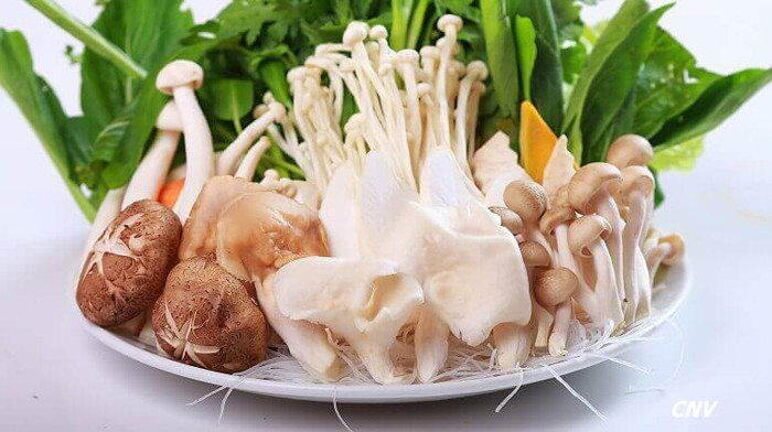 Chọn nấm đảm bảo. Nấm là một trong những nguyên liệu nhất định phải có khi ăn lẩu. Nếu ăn hàng, bạn nên chọn nấm mèo, nấm tre, nấm linh chi, nấm rơm... tươi, không nhớt, rập nát.