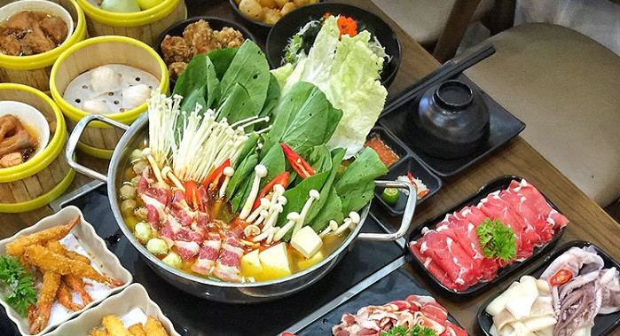 Lẩu được nhiều người ưa thích trong tiết trời lạnh. Mỗi loại lẩu có hương vị thơm ngon đặc trưng, nhiều nguyên liệu đi kèm. Để có được bữa ăn thơm ngon, bổ dưỡng, khách sành tiết lộ mẹo ăn lẩu nhà hàng dưới đây.