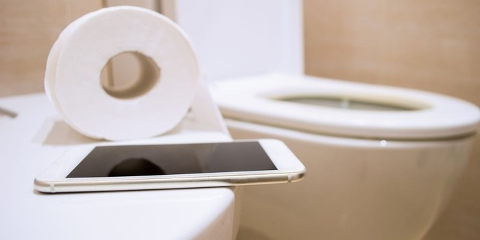 Sử dụng giấy để trong WC. Nhiều người có thói quen đặt cả cuộn giấy trong toilet. Tuy nhiên, môi trường ẩm thấp, thiếu ánh sáng mặt trời khiến cuộn giấy dễ dàng trở thành ổ vi khuẩn.