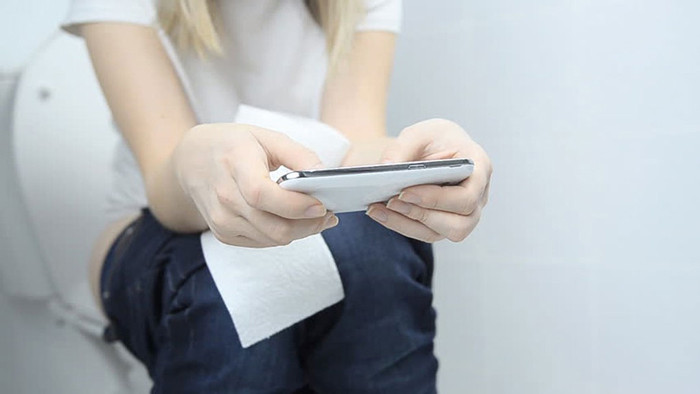 Nghịch điện thoại khi đi vệ sinh. Nhiều nghiên cứu chỉ ra rằng, điện thoại di động còn bẩn hơn cả bệ ngồi trong nhà xí. Vật dụng này được cho là có E.coli - một loại vi khuẩn gây ra ngộ độc thực phẩm. Đây cũng không phải vi khuẩn duy nhất có thể lây nhiễm qua chúng.