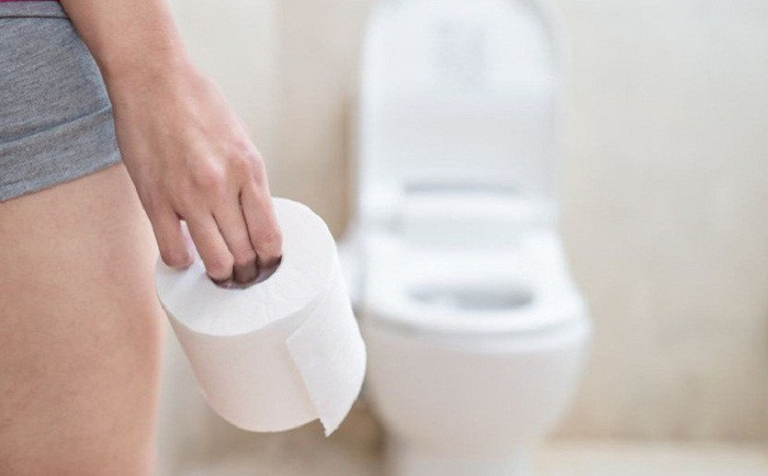 Thay vào đó, chị em nên đặt giấy vệ sinh ở nơi thoáng đãng, sạch sẽ. Khi nào vào toilet thì mang theo một lượng đủ dùng. Ảnh: Internet.