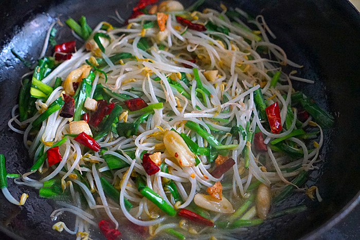 Thêm muối, nước tương, hạt tiêu, dấm đảo đều trong 2 phút.