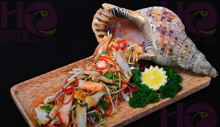 Ốc hoàng hậu thường sống ở những rặng san hô hoặc đá ngầm ở độ sâu từ 20m - 30m dưới đáy biển. (Ảnh Nhahanghoangquyen)