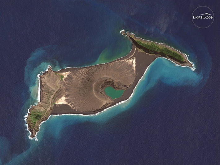 Hình ảnh Trái đất chụp từ vệ tinh WorldView-2 của DigitalGlobe, cho thấy hòn đảo vừa hình thành kết nối từ hai hòn đảo tách biệt trước đây. Nguồn ảnh: Space.