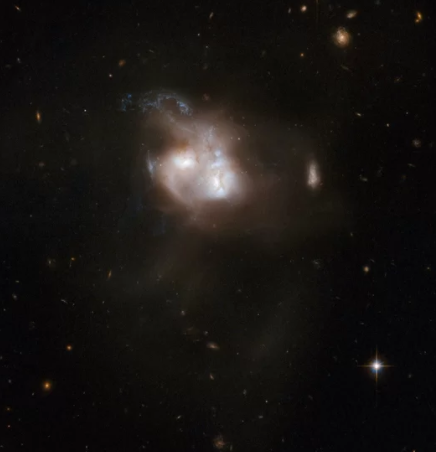 Theo Cơ quan Vũ trụ châu Âu, một bức ảnh Kính viễn vọng Hubble chụp lại cho thấy "một cuộc nổi loạn về màu sắc và ánh sáng" phát ra từ thiên hà NGC 5256, cách trái đất khoảng 350 triệu năm ánh sáng trong chòm sao Ursa Major. Nguồn ảnh: Space.
