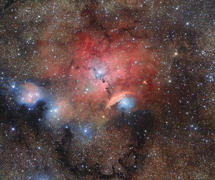 Sharpless 29 là một vườn ươm sao, cách chúng ta khoảng 5.500 năm ánh sáng. Ở trung tâm, nó có một tinh vân màu xanh gọi là NGC 6559, có khả năng hoạt động và phát sáng ngoạn mục. Nguồn ảnh: Space.
