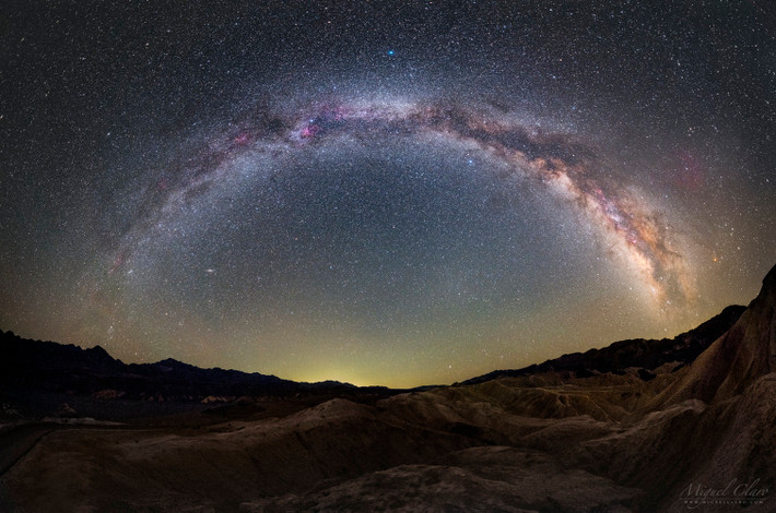 Đường vòng cung của thiên hà Milky Way sáng lên trên bầu trời Zabriskie Point ở Vườn Quốc gia Thung lũng Chết California. Nguồn ảnh: Space.