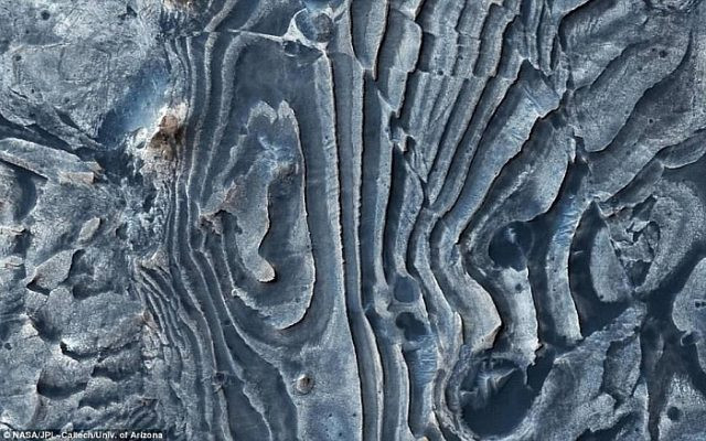 Tàu thăm dò sao Hỏa của NASA chụp cảnh một khu vực ở phía bắc Meridiani Planum, nơi những vết đứt gãy trên bề mặt sao Hỏa hiện rõ rệt, như những hình ruộng bậc thang. Nguồn ảnh: Space.