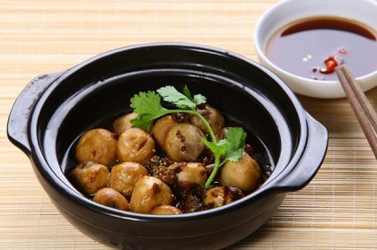 Nếu không thích ăn nấm rơm chiên vì sợ ngấy thì bạn có thể làm nấm rơm kho tộ ăn cùng với cơm nóng. Ảnh: ngonlam.