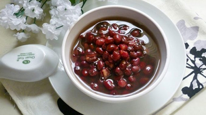 Những “tín đồ” yêu thích đậu đỏ có thể tự nấu món súp đậu đỏ thơm ngon với những hạt đậu bở tơi, thơm bùi và màu sắc vô cùng bắt mắt như thế này trong mùa lễ Phật Đản năm nay. Ảnh: tuyetchieunauan.