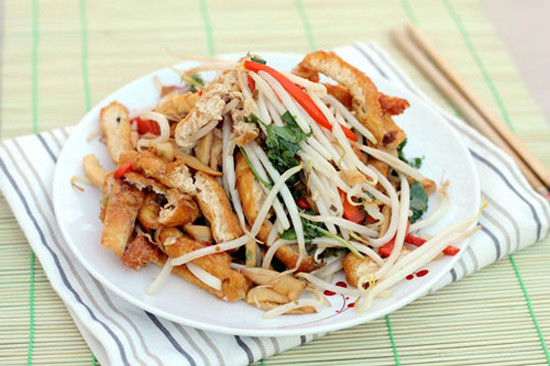 Thêm một món chay từ đậu phụ có tên đậu phụ xào giá vô cùng đơn giản lại rất đưa cơm. Ảnh: toinayangi.