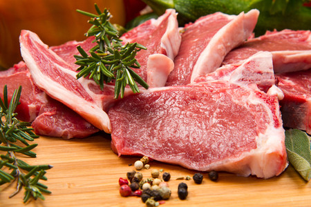 Thịt bò, thịt dê, thịt chó cũng không được ăn chung cùng sầu riêng vì chúng đều có tính nóng, ăn cùng sầu riêng sẽ gây nóng trong, bốc hỏa, dẫn tới nhiều loại bệnh. Ảnh: googleusercontent.
