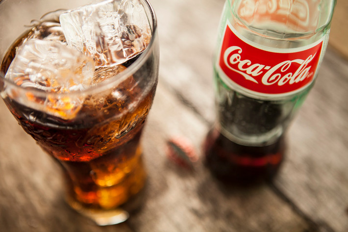Ngoài rượu, bạn cũng không được kết hợp sầu riêng với coca. Ảnh: thedailymeal.